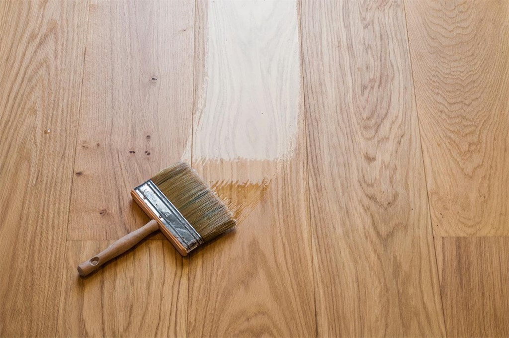 Diferencias entre barnizar y lacar la madera