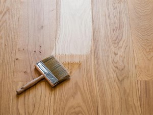 Diferencias entre barnizar y lacar la madera